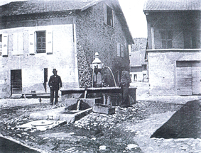 La Bâtie-Neuve : place et fontaine dans la rue principale